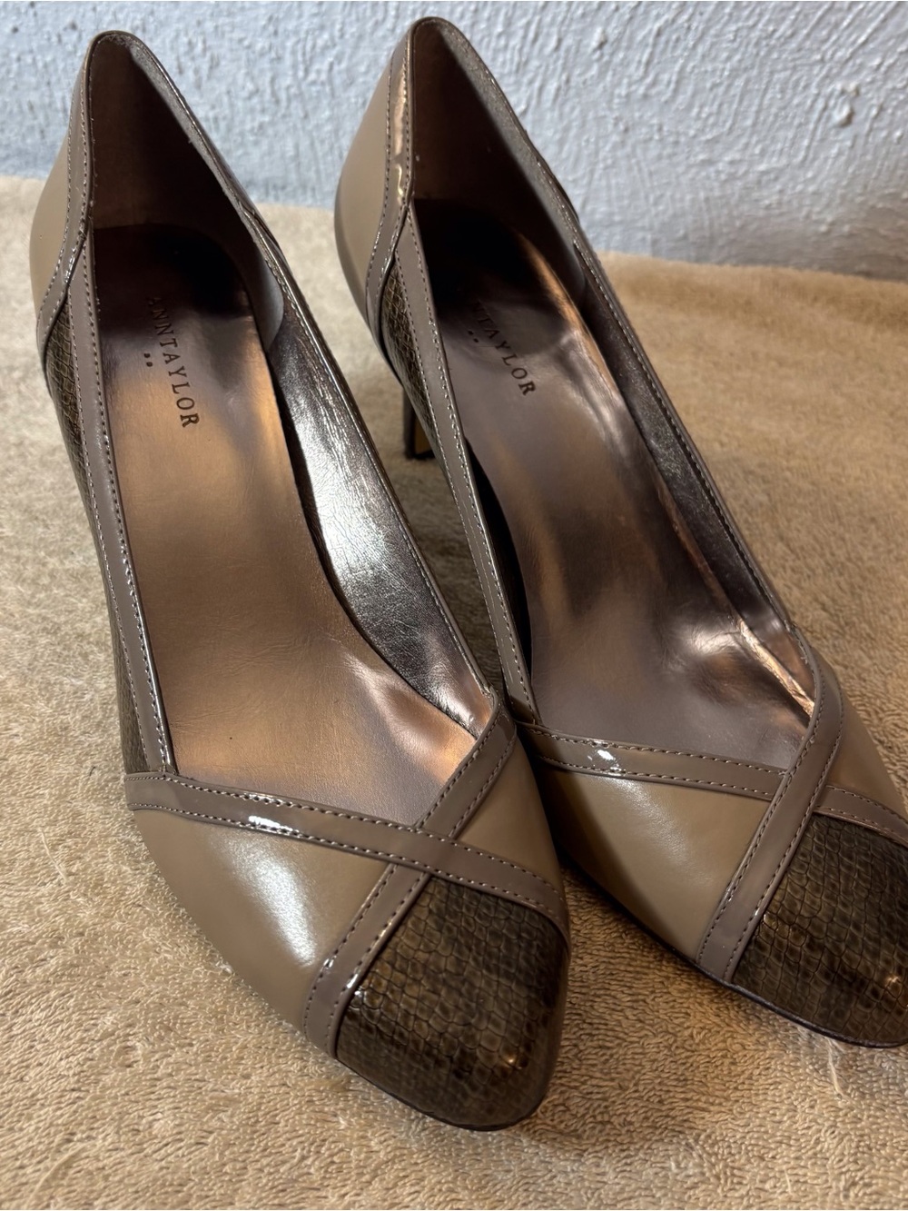 Ann Taylor Two-Tone Taupe & Chocolate Cap-Toe Pumps SZ 9 M Padded Faux Reptile
